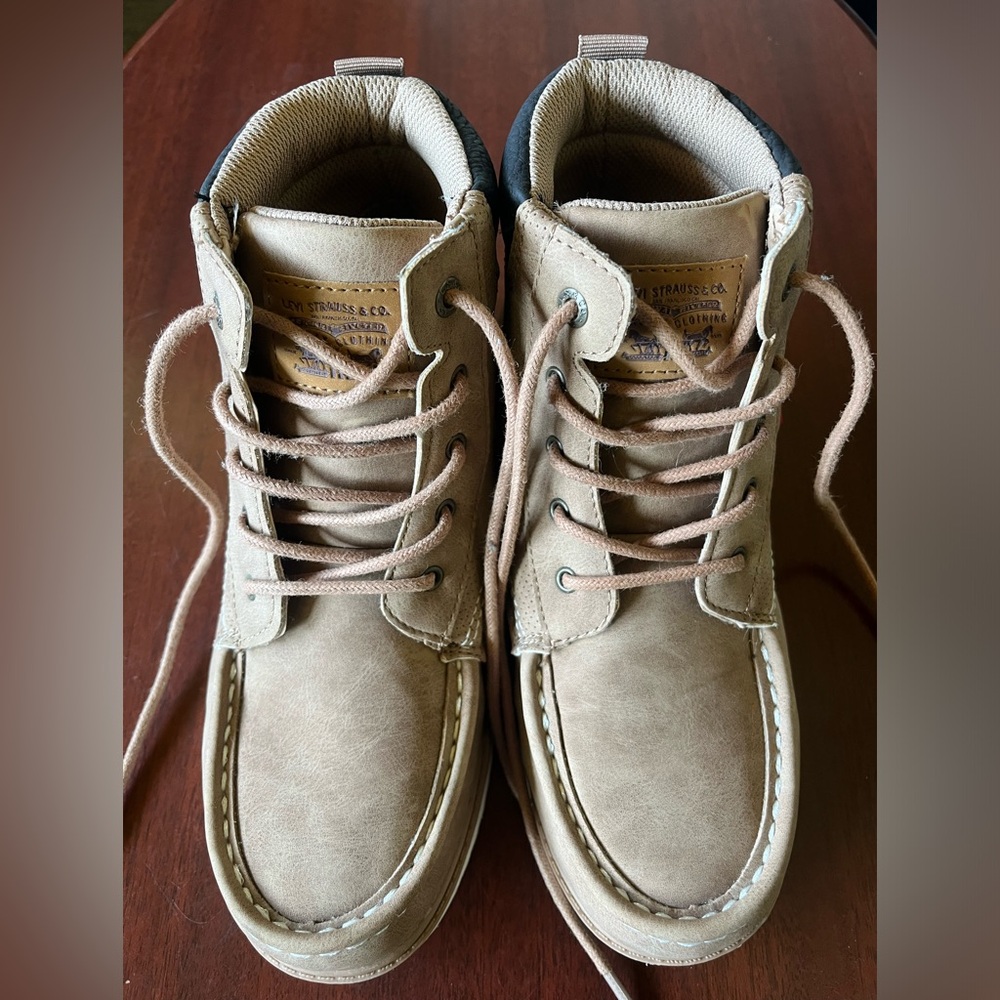 Levi’s Tan Suede Kids or Women’s like new Ankle Boots